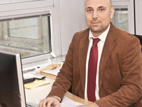 Fühlt sich bereits sehr wohl an der neuen Arbeitsstelle: Wirtschaftsprofessor Michael Toth in seinem Büro an der Hochschule Bochum.